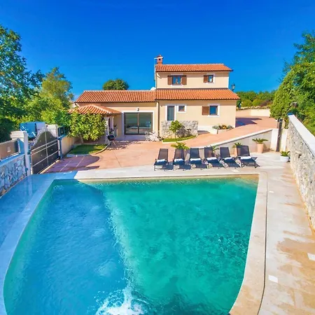 Villa Gorgeous Pool With A Fenced Garden *
