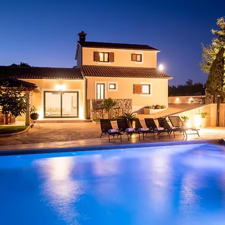 Villa Gorgeous Pool With A Fenced Garden *