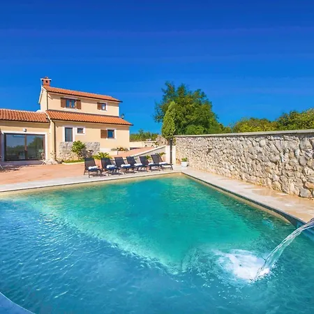 Gorgeous Pool With A Fenced Garden Villa