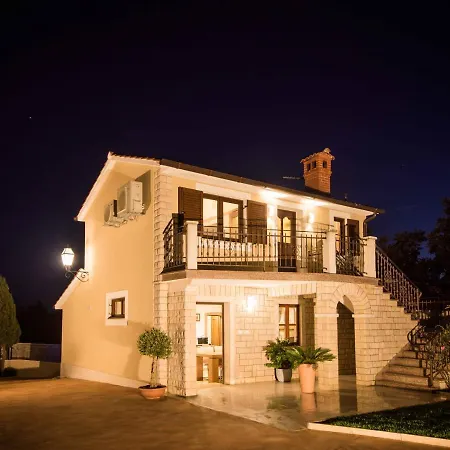 Villa Gorgeous Pool With A Fenced Garden Žminj