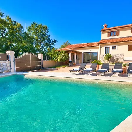 Villa Gorgeous Pool With A Fenced Garden