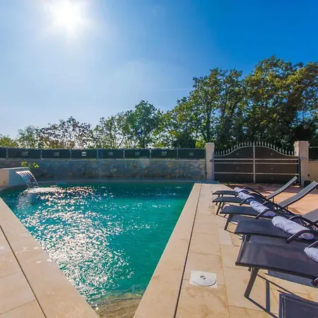 Gorgeous Pool With A Fenced Garden Villa *